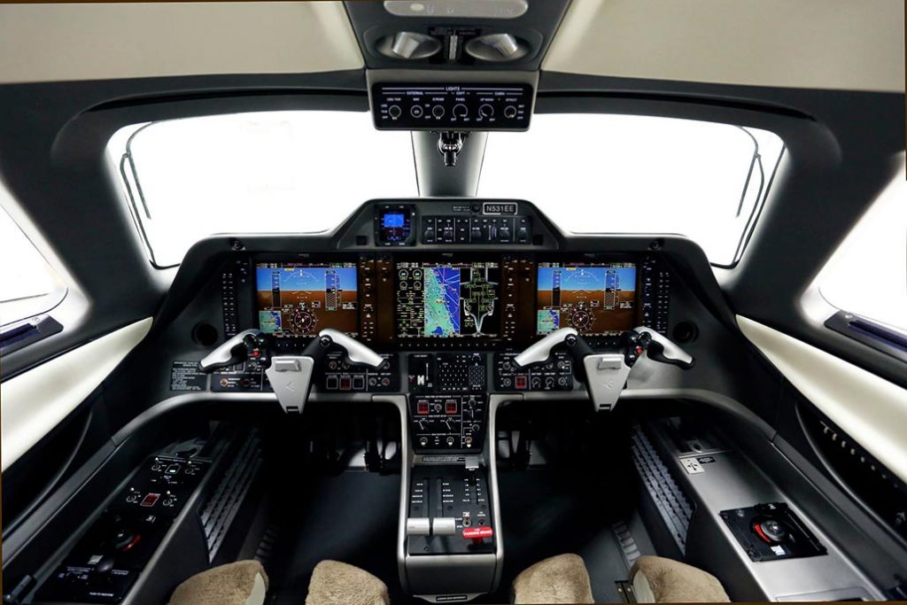 Embraer entregó su Jet Ejecutivo Nº 1.100 a la empresa NetJets Embraer Phenom 300 Cockpit Hangarx 1024x683