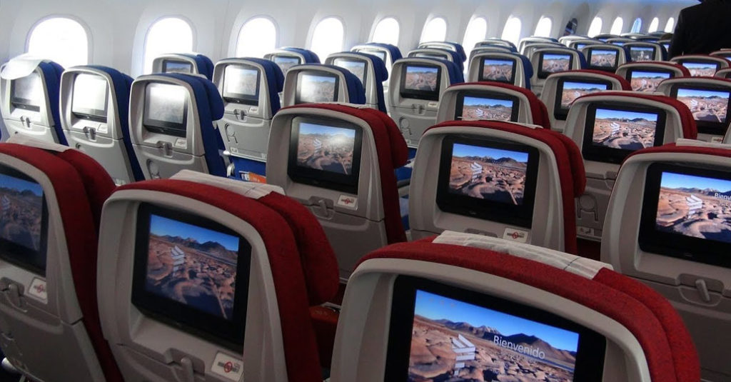 Coronavirus - LATAM reduce el 30% de sus vuelos internacionales LATAM Airlines - Interior con servicio de internet By Gogo