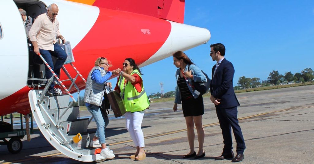 Los pasajeros del vuelo inaugural de Avianca Argentina entre Buenos Aires y Mar del Plata, fueron recibidos al pié del avión por el Gerente Comercial, Hugo Diaz