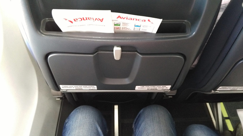 Durante el vuelo inaugural entre Buenos Aires y Mar del Plata de Avianca Argentina, pudimos comprobar la generosa separación entre asientos de sus ATR 72-600
