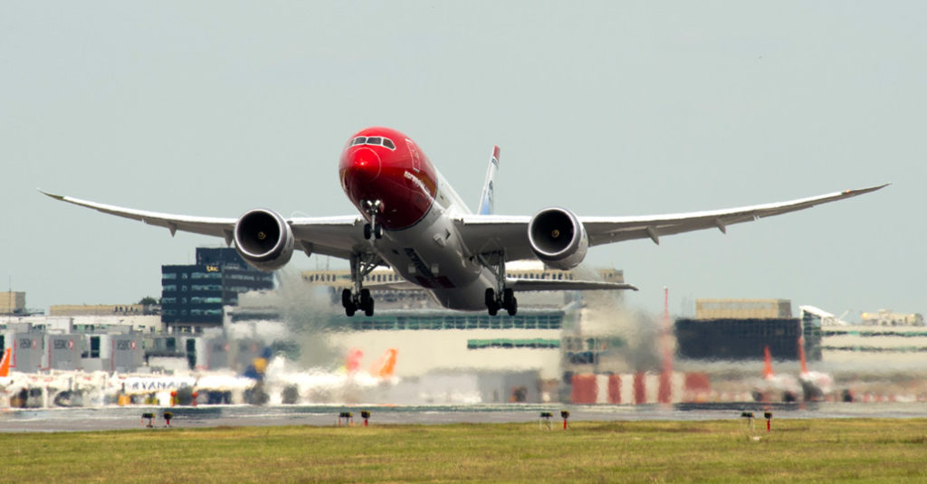 La aerolínea de bajo costo Norwegian Air Argentina (NAA) recibió hoy la autorización para la operación de 153 rutas por parte del Ministerio de Transporte de la Nación, que otorga a la compañía el permiso para operar vuelos a 73 destinos domésticos y 80 internacionales por un plazo de quince años.