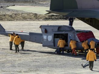 HANGAR X - Campaña Antártica 2017-2018: Llegó a Marambio un helicóptero Bell 212
