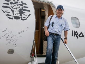 HANGAR X - Bruce Dickinson visitó la fábrica de Embraer y voló un Legacy 500