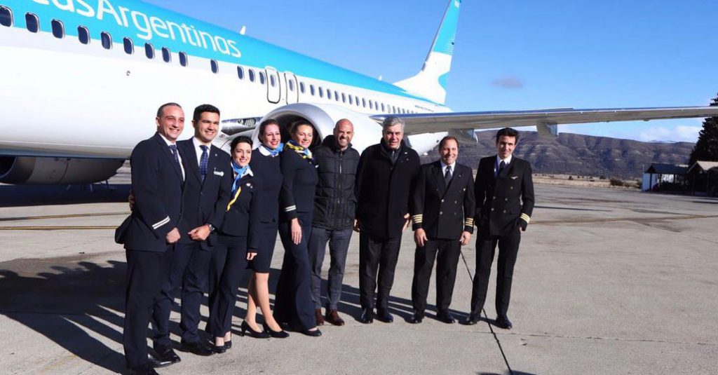 HANGAR X - Mario Dell´Aqua y Guillermo Dietrich junto a la tripulación del vuelo de presentación del 5to Boeing 737-MAX8 en Bariloche-Tripulacion-737-MAX8 Bariloche