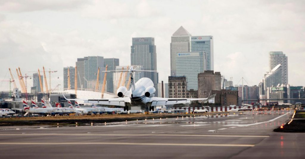 El Embraer E190-E2 llegó por primera vez a London City (LCY) Aircraft Landing At London City Airport 1024x535