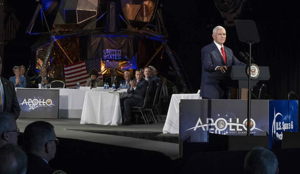 La NASA enviará astronautas a la Luna en 2024 Mike Pence en la quinta reunión del Consejo Nacional del Espacio / NASA