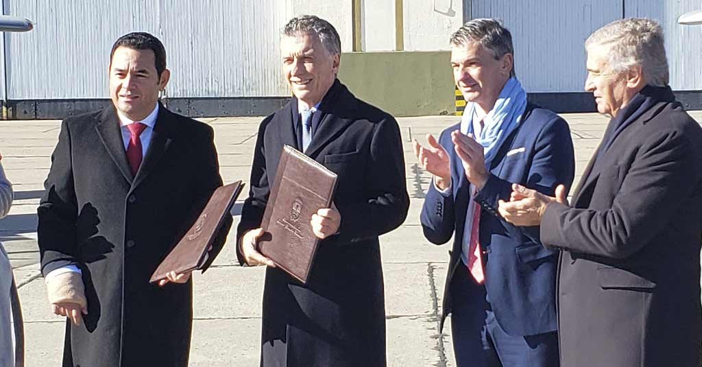 Jimmy Morales, presidente de Guatemala junto a Mauricio Macri tras firmar la venta de dos IA-63 Pampa III