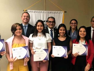 Becan a estudiantes de carreras técnicas de aviación en Panamá