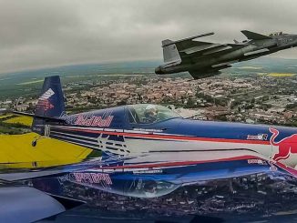 VIDEO / Martin Sonka, Piloto del Red Bull Air Race, vuela en formación con un Saab Gripen