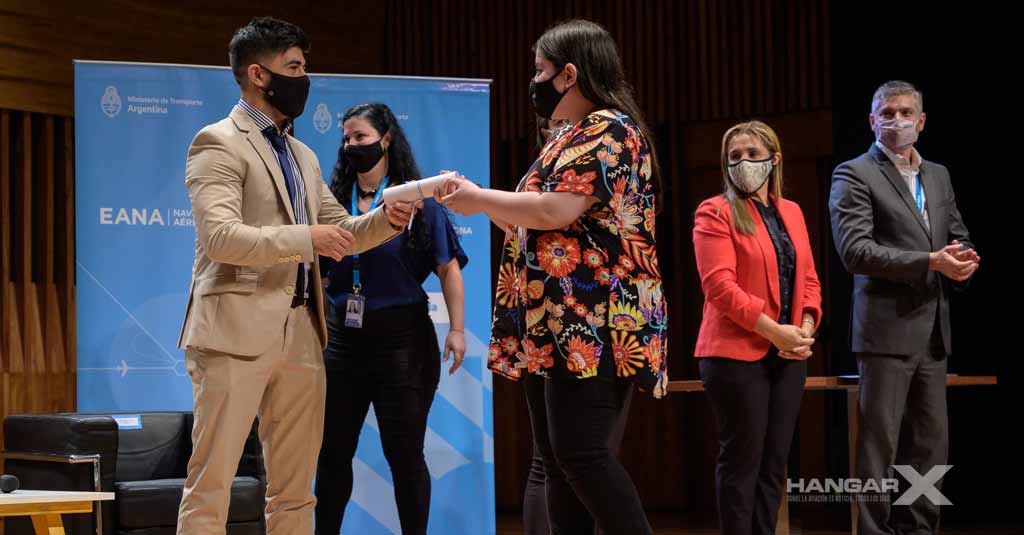 Entregaron las primeras 24 becas para el Curso Inicial de Controlador de Tránsito Aéreo Entregaron becas para Curso de Controlador de Tránsito Aéreo