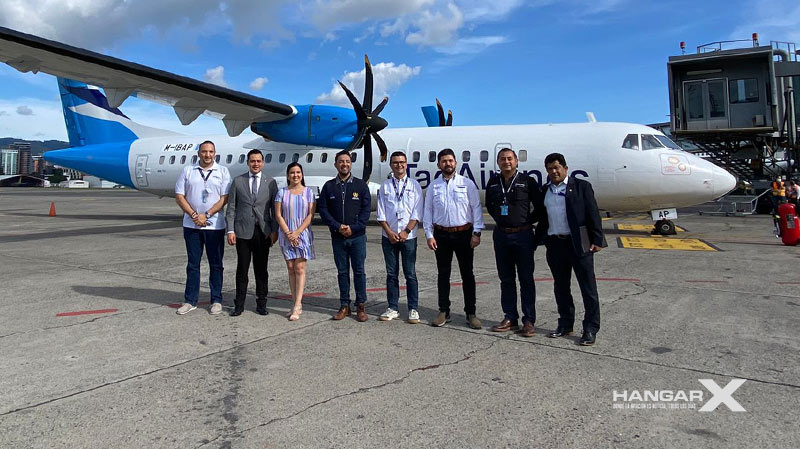 TAG Airlines reconocida por su conectividad y promoción del Mundo Maya Autoridades de TAG Airlines, frente a uno de sus nuevos aviones ATR 72-500 (Guatemala)
