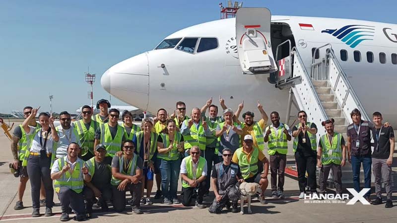 Empleados de Flybondi durante la recepción del 11° Boeing 737-800 de la compañía.