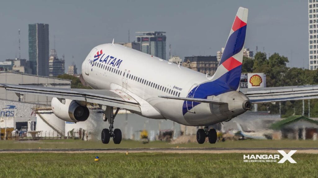 LATAM reiniciará vuelos en dos rutas internacionales desde Argentina LATAM reiniciará vuelos en dos rutas internacionales desde Argentina