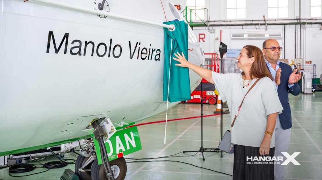Binter rinde homenaje a Manolo Vieira en su nuevo ATR 72-600 Binter rinde homenaje a Manolo Vieira en su nuevo ATR 72-600