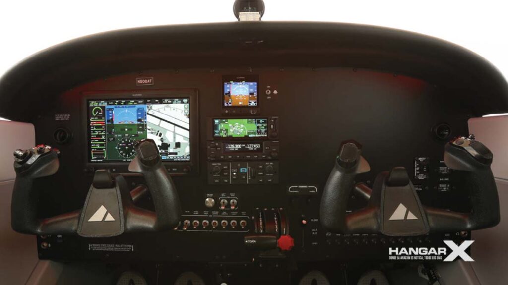 Piper Aircraft entregó el primer "Pilot 100i" a Skyborne Airline Academy Piper Aircraft "Pilot 100i" - Cockpit
