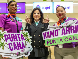 Personal de Arajet celebra el inicio de vuelos directos desde Punta Cana a 14 destinos en América, conectando el Caribe con nuevas rutas de la aerolínea de bajo costo.