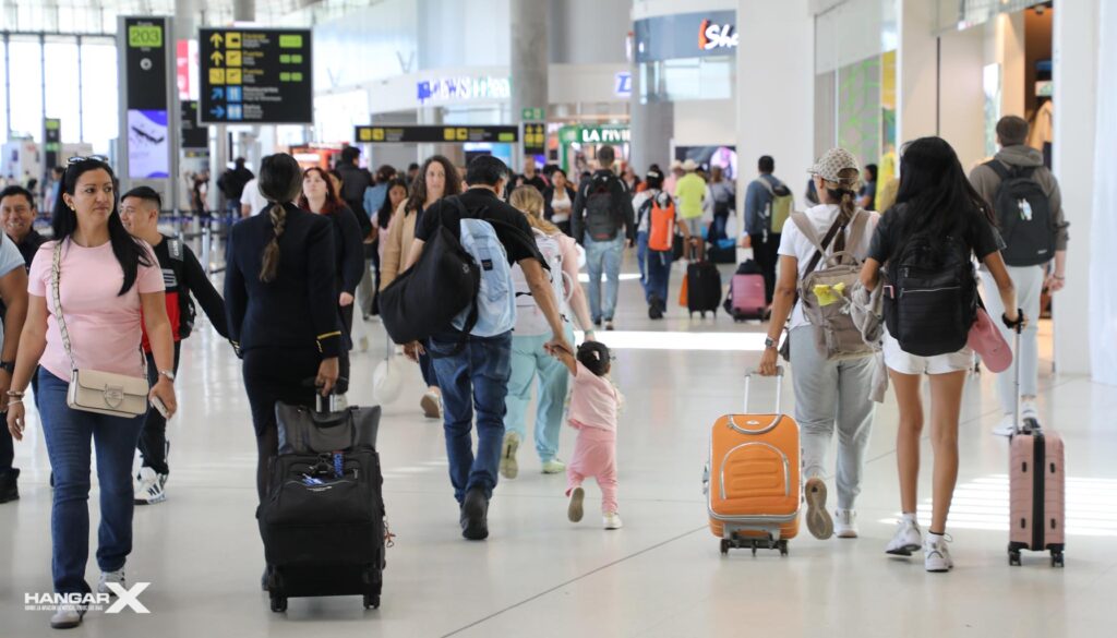 Aeropuerto de Tocumen proyecta 100 mil pasajeros adicionales durante las fiestas patrias Pasajeros en el Aeropuerto de Tocumen durante las festividades patrias en Panamá, 2024.