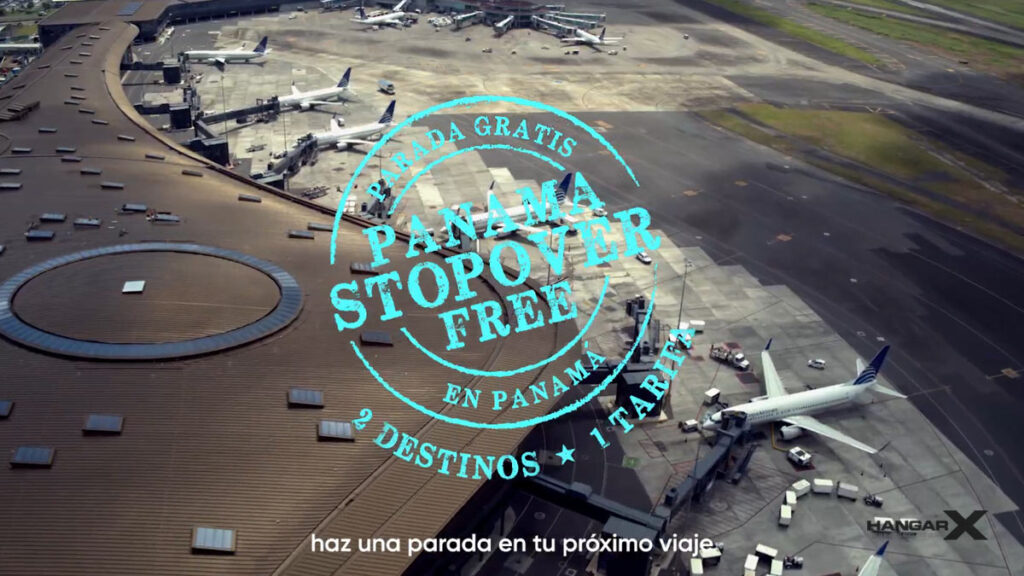 Vista aérea del Aeropuerto Internacional de Tocumen en Panamá, destacando la promoción de Copa Airlines "Panama Stopover Free" para ofrecer una parada gratuita en Panamá.