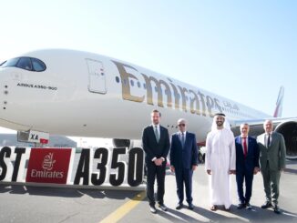 Entrega del primer Airbus A350-900 a Emirates con ejecutivos de la aerolínea, Airbus y Rolls-Royce en el evento en Dubái.