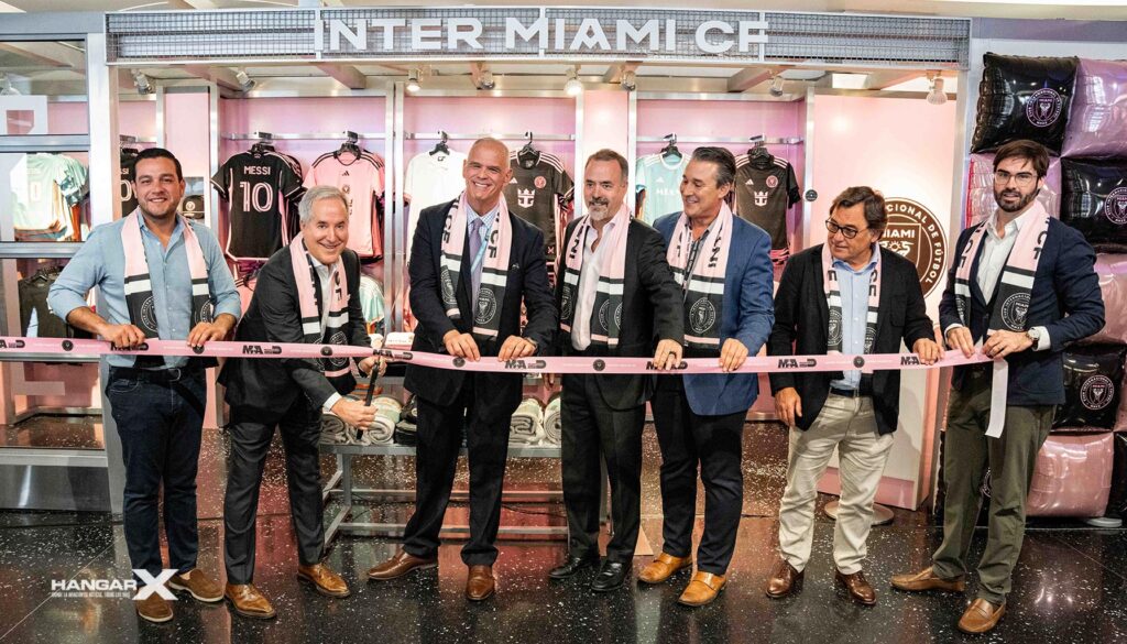 Inter Miami CF inaugura tienda oficial en el Aeropuerto Internacional de Miami Directivos de Inter Miami CF inauguran la nueva tienda oficial en el Aeropuerto Internacional de Miami con un corte de cinta.