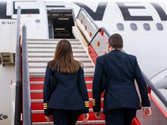 Pilotos de LEVEL subiendo al Airbus A330 como parte de la expansión de flota