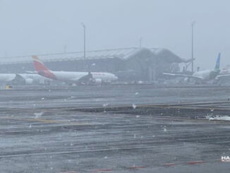 Aviones en pista nevada del Aeropuerto Adolfo Suárez Madrid-Barajas, parte del Plan Invierno 2024-2025 de Aena.