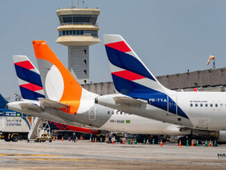 Aviones de LATAM, GOL y Azul estacionados en el Aeropuerto de Congonhas, con la torre de control en el fondo