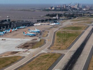 Vista aérea del Aeroparque Jorge Newbery en Buenos Aires, con pista de aterrizaje y aeronaves estacionadas en la terminal.
