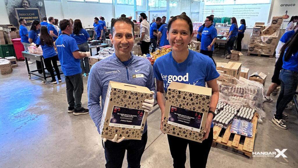 American Airlines y el Banco de Alimentos apoyan a comunidades de Argentina José Freig y Evie Garcés, de American Airlines, sostienen cajas de alimentos durante una actividad solidaria en el Banco de Alimentos de Buenos Aires.
