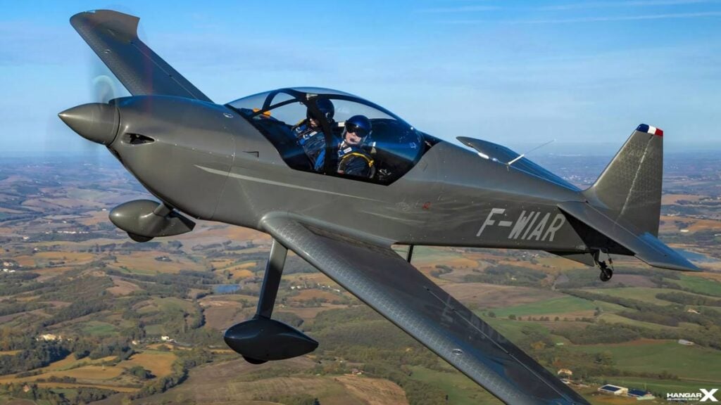 Aura Aero recibe certificación EASA para su avión de entrenamiento acrobático Integral R Avión de entrenamiento Aura Aero Integral R en pleno vuelo con dos pilotos, destacando su diseño aerodinámico y capacidad acrobática.