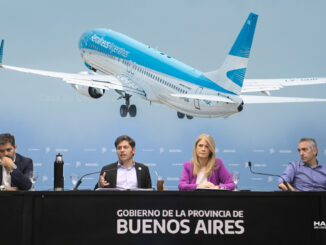 Axel Kicillof en conferencia sobre el futuro de Aerolíneas Argentinas, con un avión de la aerolínea despegando en el fondo.
