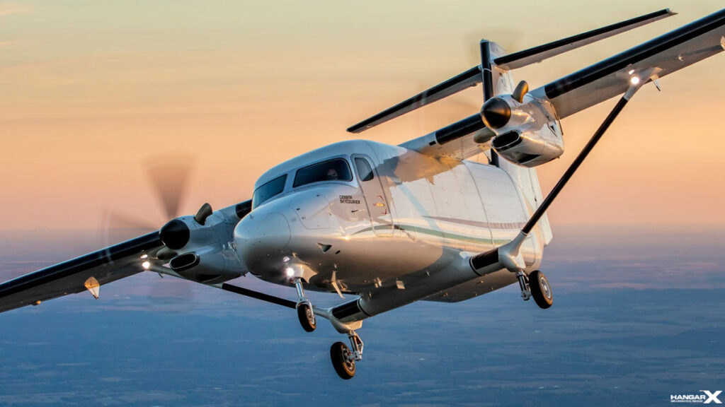 Cessna SkyCourier obtiene certificación en Canada y amplía su alcance operativo Cessna SkyCourier en vuelo al atardecer, avión bimotor certificado por Transport Canada para operaciones en Canadá.