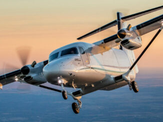 Cessna SkyCourier en vuelo al atardecer, avión bimotor certificado por Transport Canada para operaciones en Canadá.