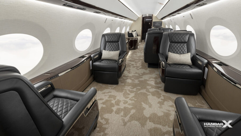 Interior del Gulfstream G800 con asientos de lujo en cuero negro y amplias ventanas ovaladas, diseñado para vuelos ejecutivos y máximo confort.