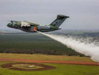 KC-390 Millennium equipado con el sistema MAFFS II desplegando agua durante una operación de combate contra incendios en Brasil