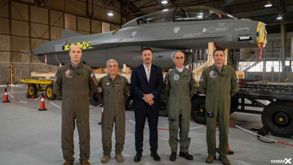 La Fuerza Aérea Argentina mostró el primer caza F-16 adquirido a Dinamarca El ministro de Defensa, Luis Petri y personal de la Fuerza Aérea Argentina junto al primer caza F-16 Fighting Falcon adquirido a Dinamarca en el hangar de la VI Brigada Aérea de Tandil