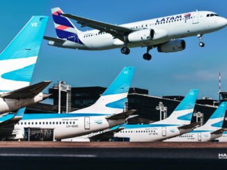 Avión de LATAM Airlines despegando y flota de Aerolíneas Argentinas estacionada en el aeropuerto, destacando su nuevo acuerdo de código compartido en Sudamérica."