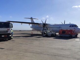 Avión de Air Nostrum reabastecido con SAF en el Aeropuerto de Melilla, marcando un avance en la descarbonización del sector aéreo.