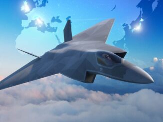 Representación conceptual de un avión de combate avanzado, desarrollado en colaboración por Reino Unido, Japón e Italia bajo el programa Global Combat Air Programme (GCAP), volando sobre un cielo azul con un mapa mundial de fondo.