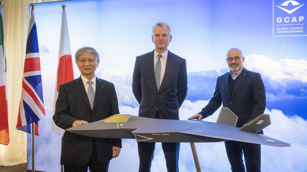 Reino Unido, Japón e Italia se unen para desarrollar aviones de combate avanzados Kimito Nakae, presidente de JAIEC (Japón); Charles Woodburn, CEO de BAE Systems (Reino Unido) y Roberto Cingolani, director general de Leonardo (Italia), posan junto a un modelo de avión de combate avanzado como parte del programa Global Combat Air Programme (GCAP).