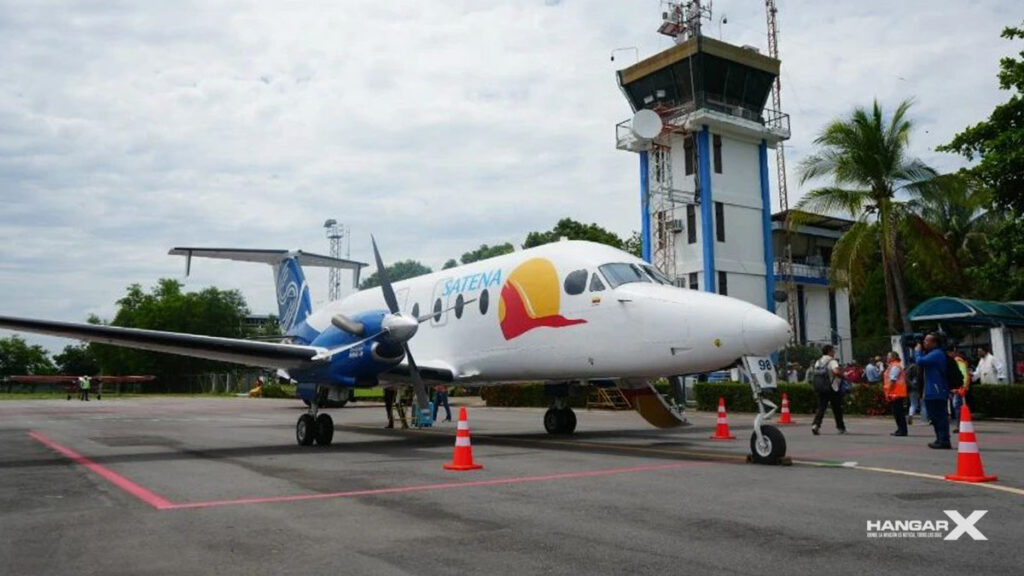 SATENA lanza nueva ruta Bogotá-Flandes para fortalecer la conectividad regional Avión Beechcraft 1900 de SATENA en el Aeropuerto de Flandes, Colombia
