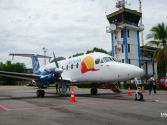Avión Beechcraft 1900 de SATENA en el Aeropuerto de Flandes, Colombia