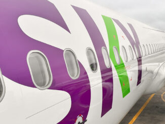 Avión de SKY Airline en plataforma aeroportuaria, proyectando crecimiento para la temporada alta verano 2025.