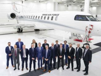 Miembros del equipo del gobierno suizo frente al Bombardier Global 7500 tras su entrega en Montreal, Canadá, en diciembre de 2024