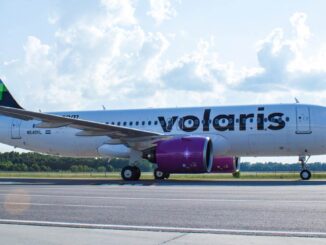 Avión Airbus A320neo de Volaris rodando en pista durante un día soleado, destacando los colores y el logo de la aerolínea mexicana.