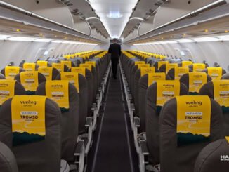 Interior de un avión de Vueling con reposacabezas personalizados anunciando la nueva ruta Barcelona-Tromsø.