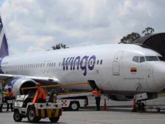Avión Boeing 737-800 de Wingo en el aeropuerto, cargando equipaje para vuelos de temporada alta 2024-2025. Aerolínea de bajo costo líder en Colombia.