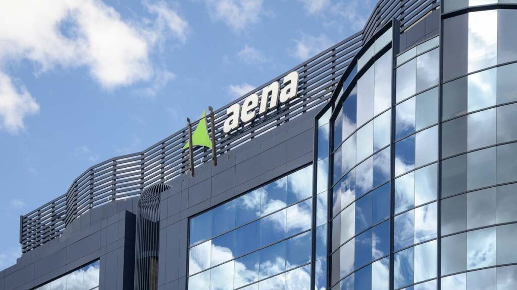 Aena registra récord histórico en pasajeros y operaciones en 2024 Edificio corporativo de Aena con su logotipo en la fachada, destacando su récord histórico de pasajeros y operaciones en 2024.