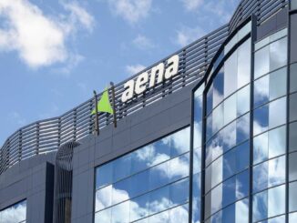Edificio corporativo de Aena con su logotipo en la fachada, destacando su récord histórico de pasajeros y operaciones en 2024.