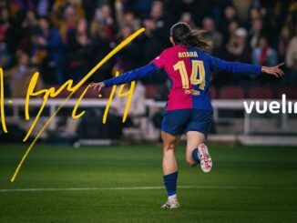 Aitana Bonmatí celebrando en el campo de fútbol con el dorsal 14 del FC Barcelona, acompañada del logotipo de Vueling, resaltando su rol como embajadora de la aerolínea